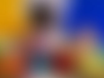 Filhote de chihuahua em ambiente seguro e aconchegante, cercado por brinquedos coloridos, recebendo cuidados e estímulos adequados para seu desenvolvimento saudável.
