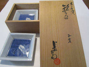 ASSIETTE CARREE en porcelaine KUTANI-YAKI motif à SAGI (lot de 5)