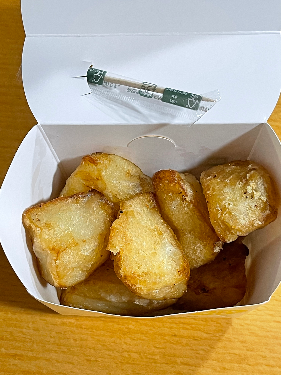 ファミマのホットスナックのころじゃがはコンビニフライドポテトランキング上位に入る ファミマのカレーなどのサイドメニューのような感じでお供として楽しんでいます。