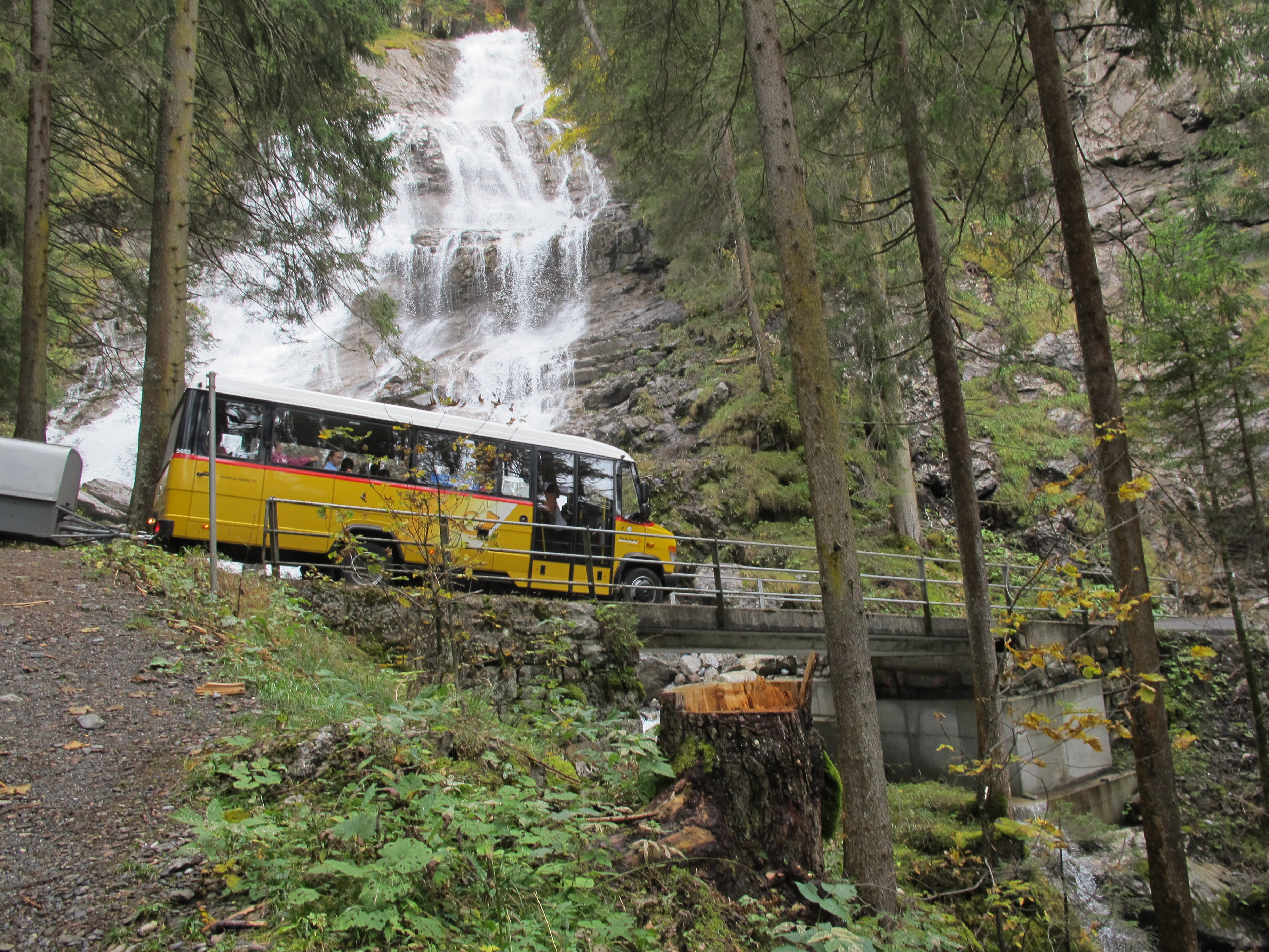 ... mit dem Postauto