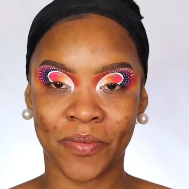 Thumbnail: Queen of Carnival Eye Shadow Palette