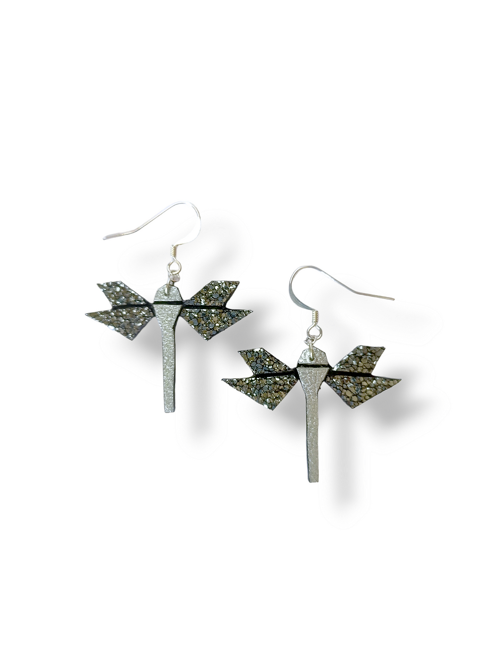 Boucles d'oreille "Nina" libellule argent et ailes noires en cuir effet craquelé