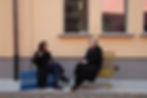 Dos chicas sentadas en sillas
