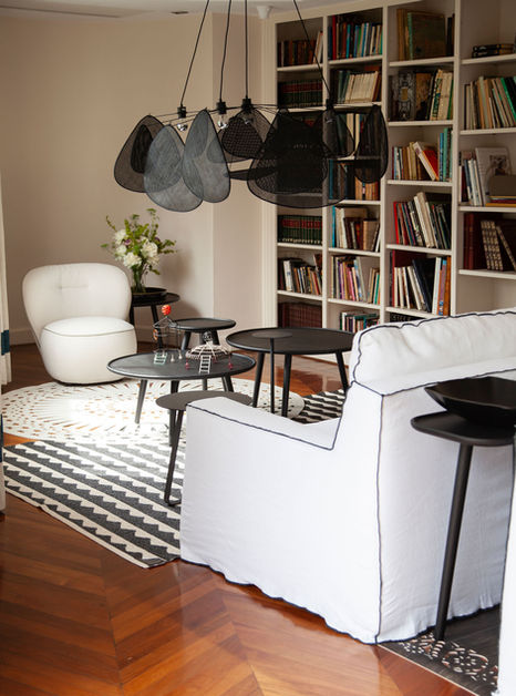 Lampara alternativa, sillones blancos, mesas ratonas - espacio decorado por el Estudio Melhem Churba