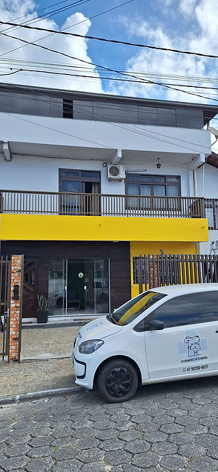 Imagem mostra a frente da clinica bem colorida 