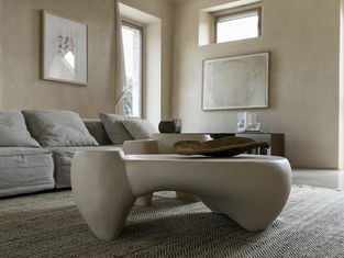 Dizajnerska klubska miza priznane blagovne znamke z elegantnim in funkcionalnim dizajnom.