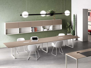 Dizajnersko pisarniško pohištvo priznane blagovne znamke za sodobne in funkcionalne delovne prostore.