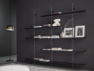 Odprta knjižna polica priznane blagovne znamke z brezčasnim slogom in kakovostnimi materiali.