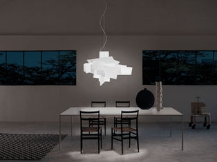 Dizajnersko svetilo priznane blagovne znamke z elegantnim in sodobnim videzom.