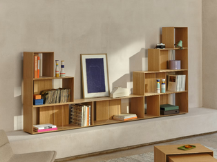 Odprta knjižna polica priznane blagovne znamke z brezčasnim slogom in kakovostnimi materiali.