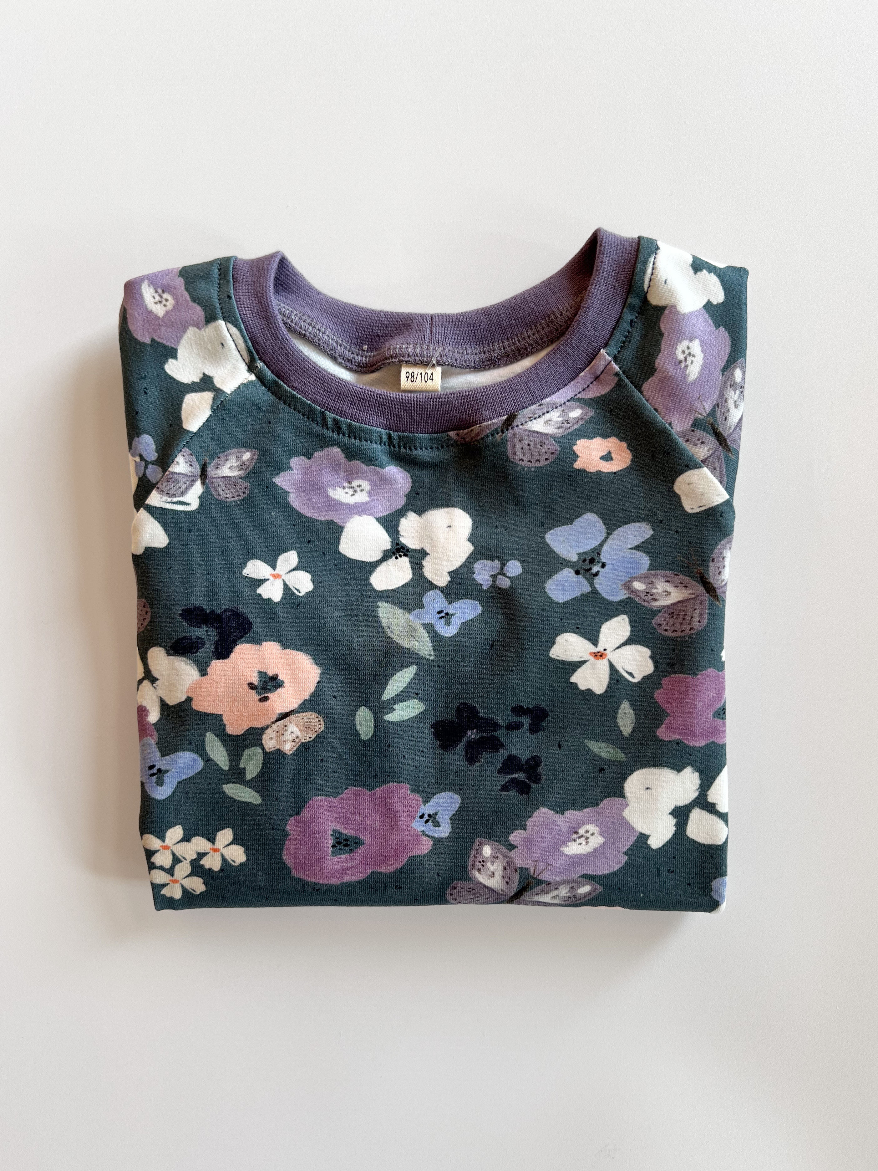 Langarmshirt „lila Blumen“