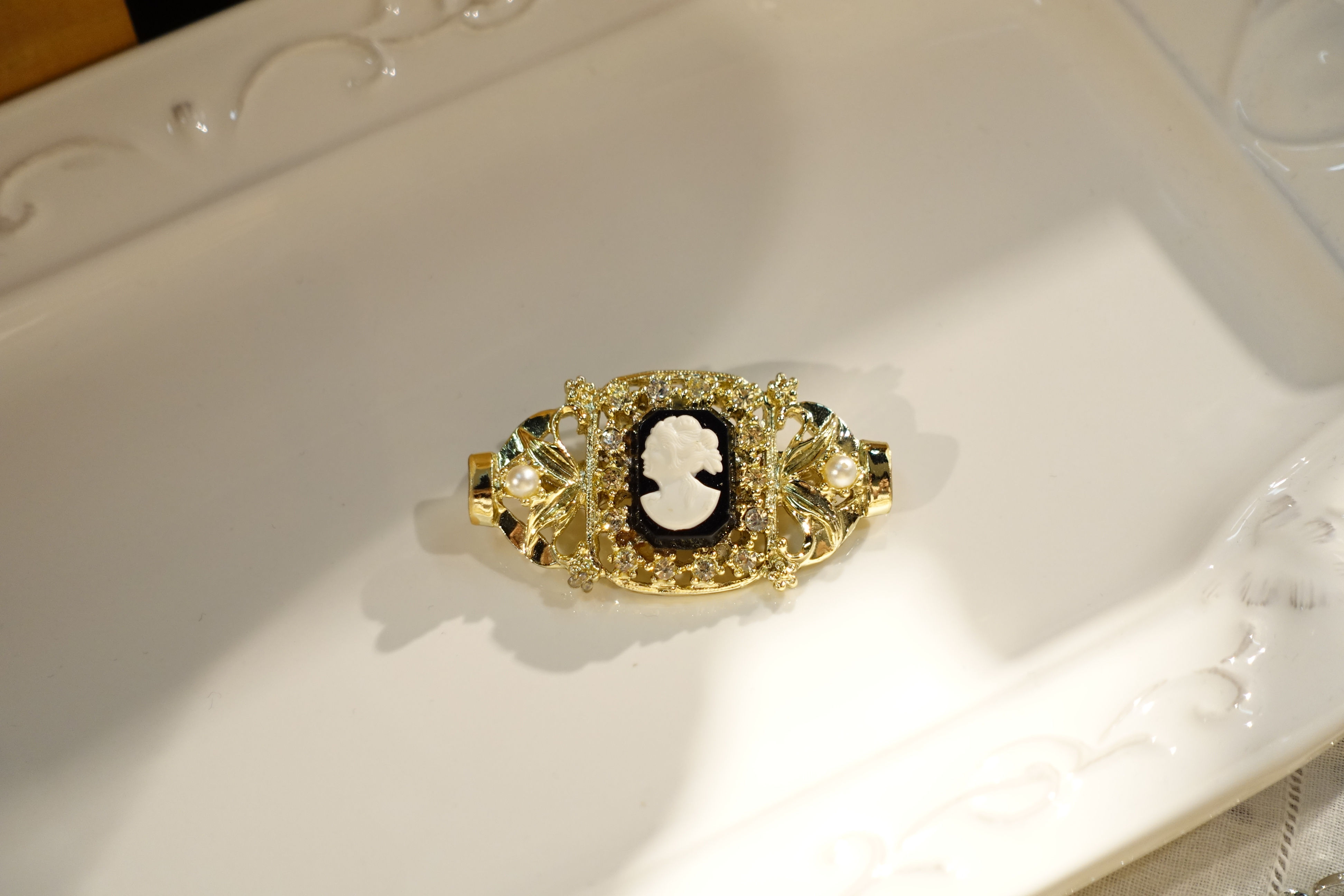 Decorative rhinestones and pearl black cameo brooch
