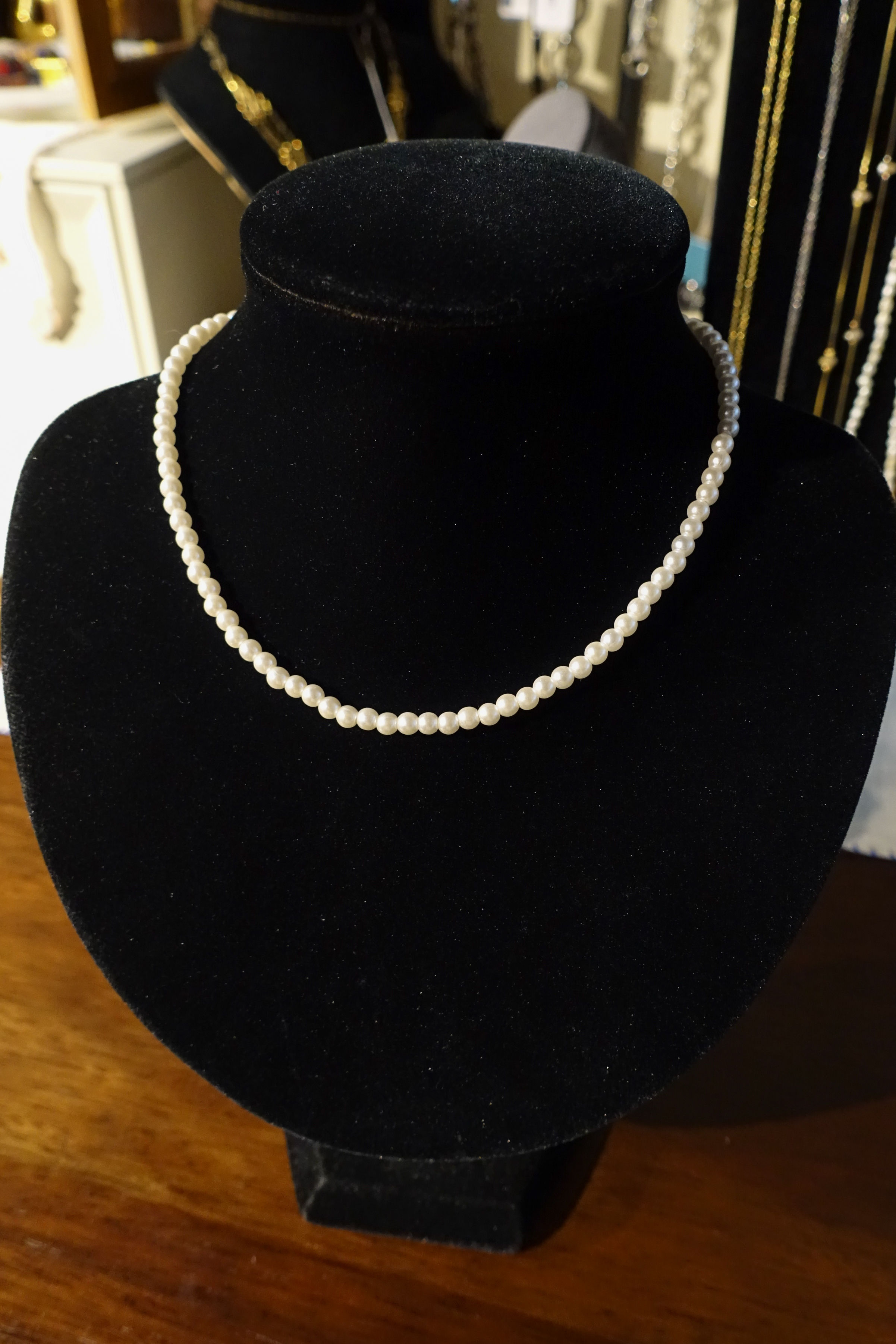 Small faux pearl necklace