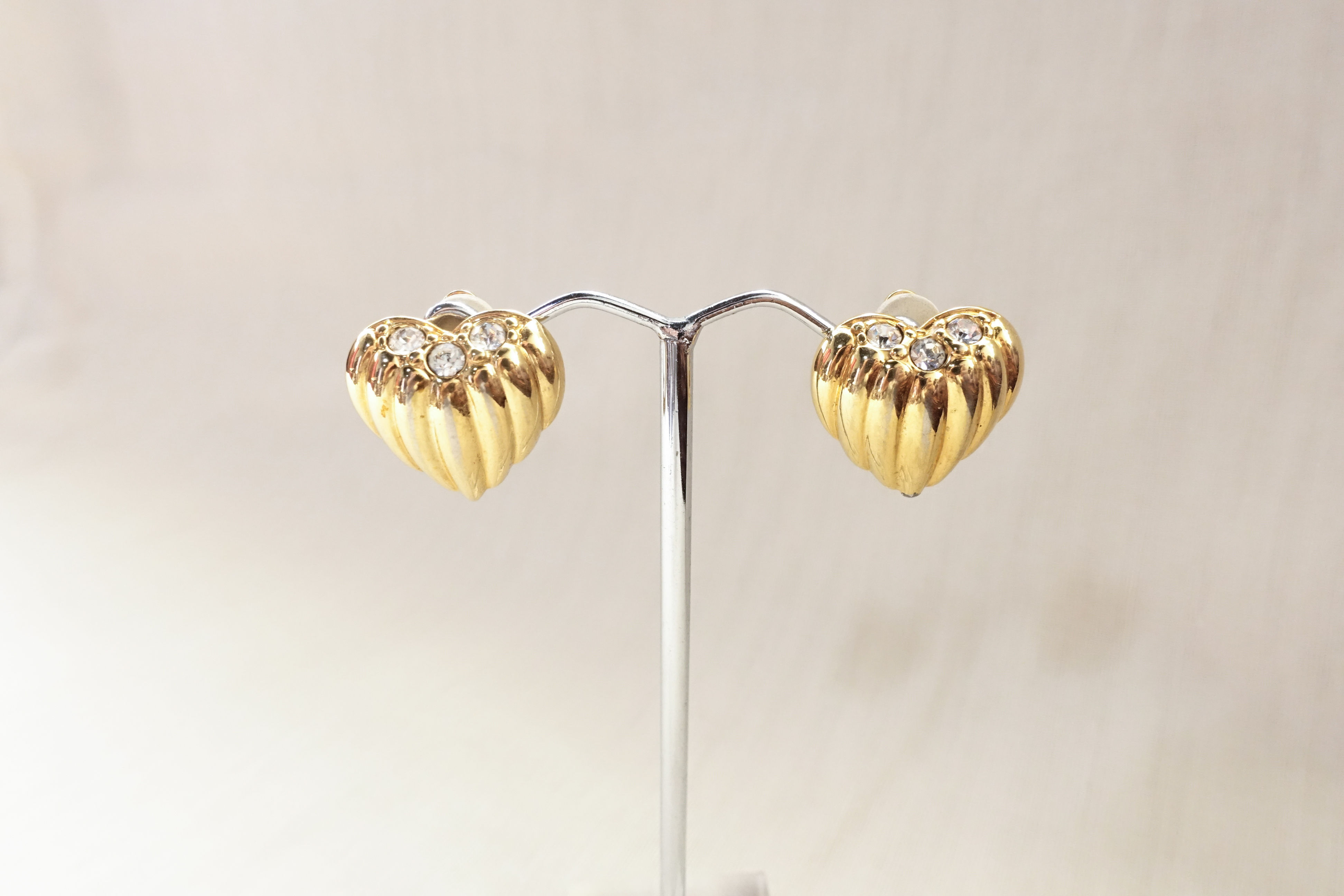 Joan Rivers shiny rhinestone golden hearts clip on earrings