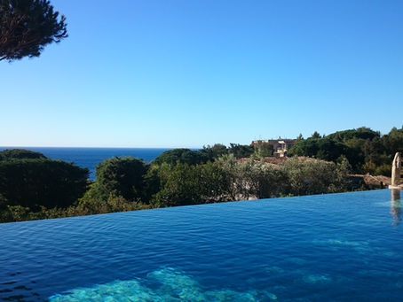 Piscine à débordement ou piscine miroir : quelles différences ?