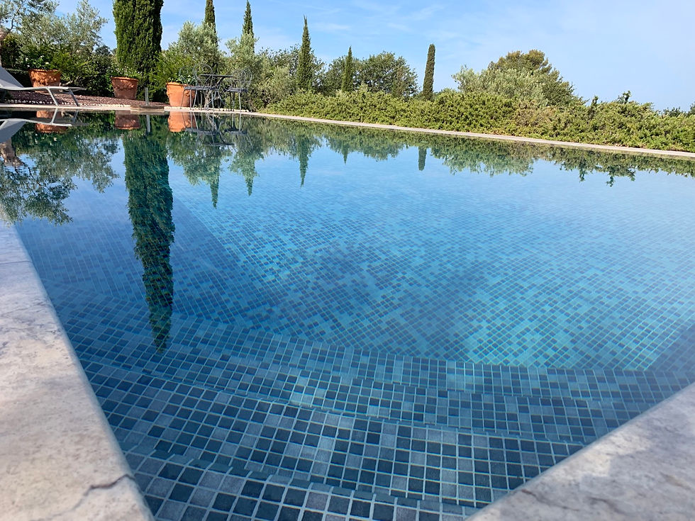Piscine en béton vs piscine hors-sol ou à coque : pourquoi le béton armé s'impose sur le long terme dans le Var