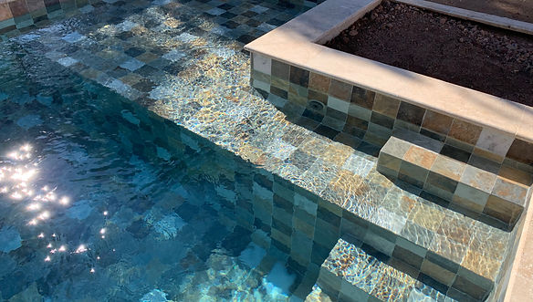 Escalier de piscine à La Farlède : quel modèle choisir ?
