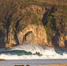 big right wave in west sumbawa