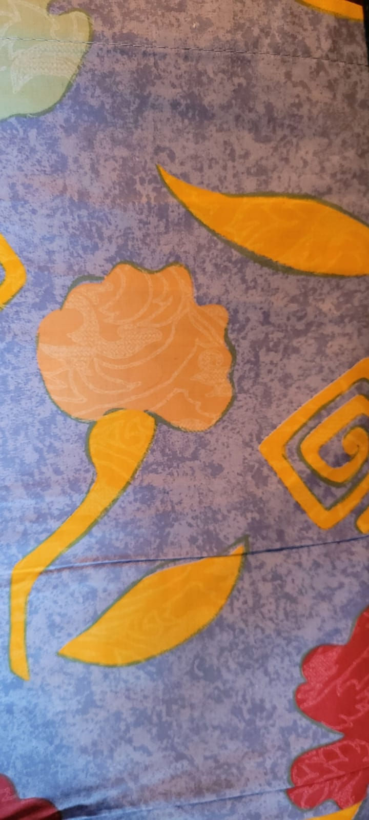 Tissu bleu avec motifs jaunes, rouges et verts