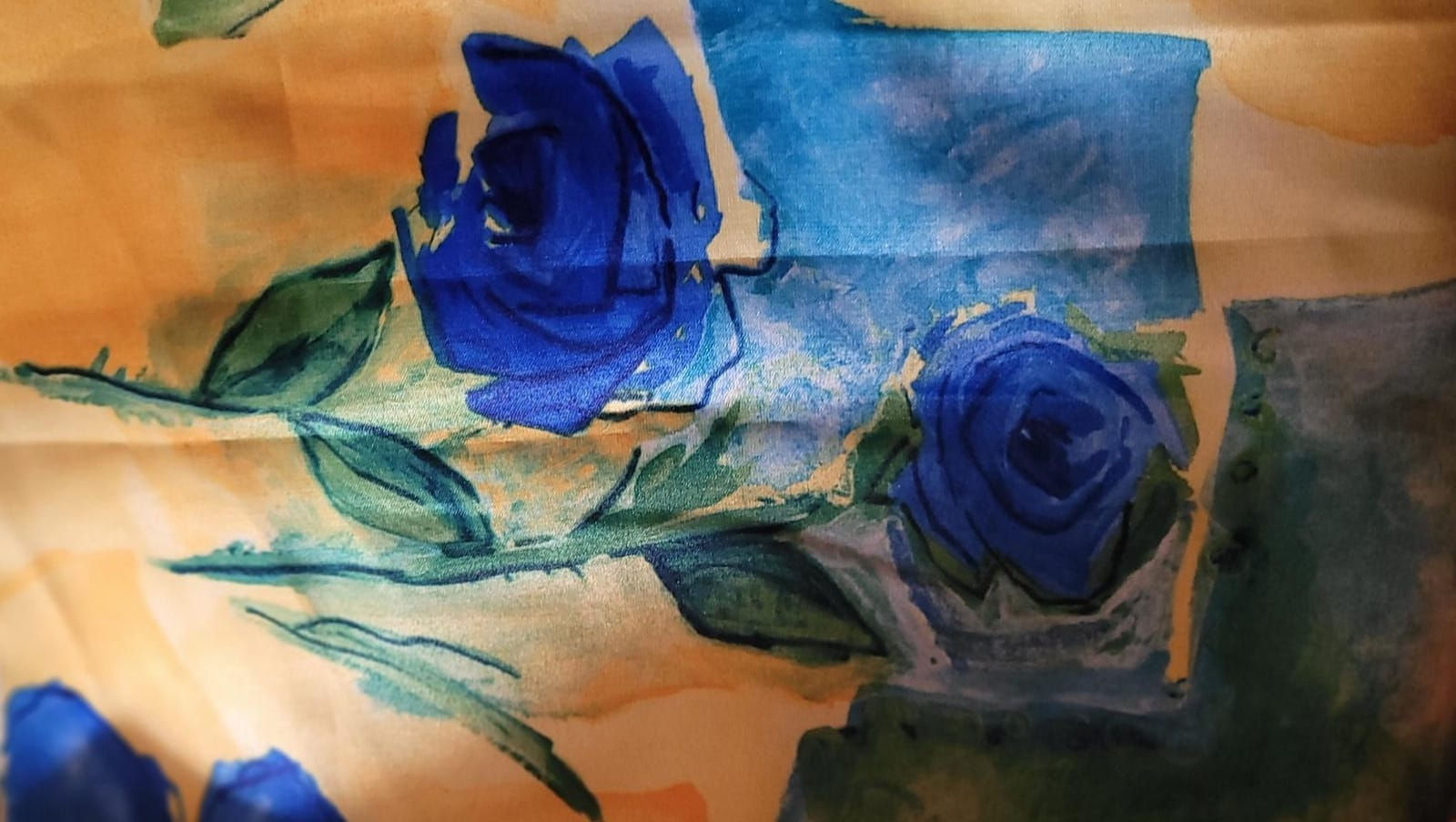 Tissu jaune à roses bleues