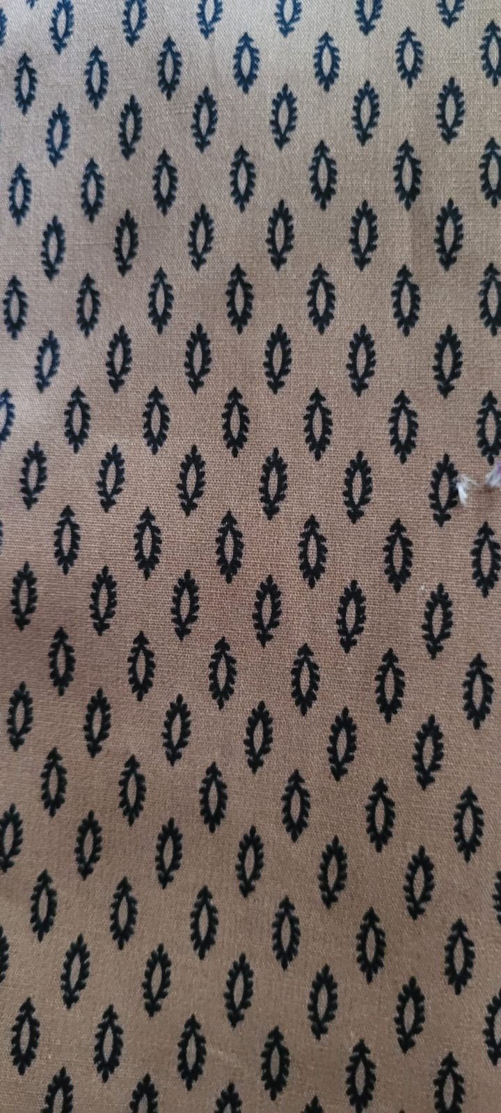 Tissu marron à motifs noirs