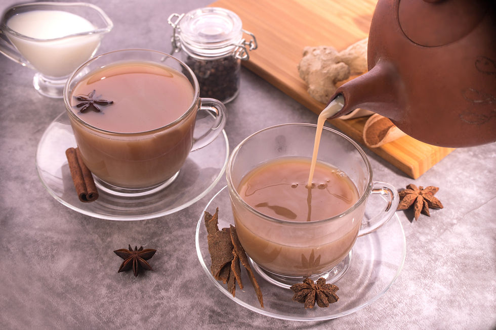 Chai Latte traditionelle Zubereitung mit Gewürzen und schwarzem Tee
