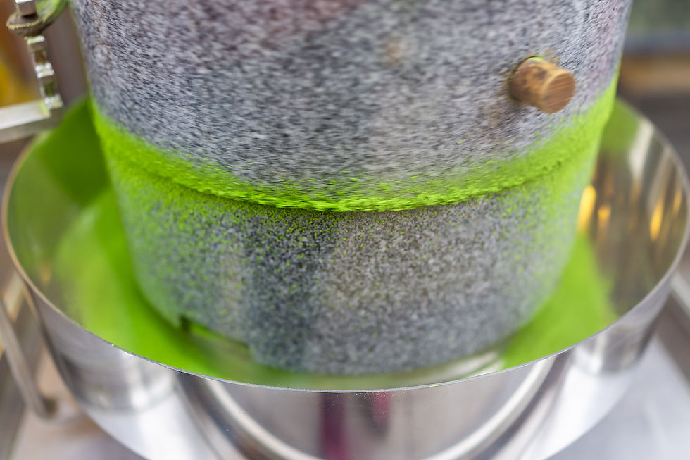 Matcha der auf einer Granitsteinmühle fein vermahlen wird