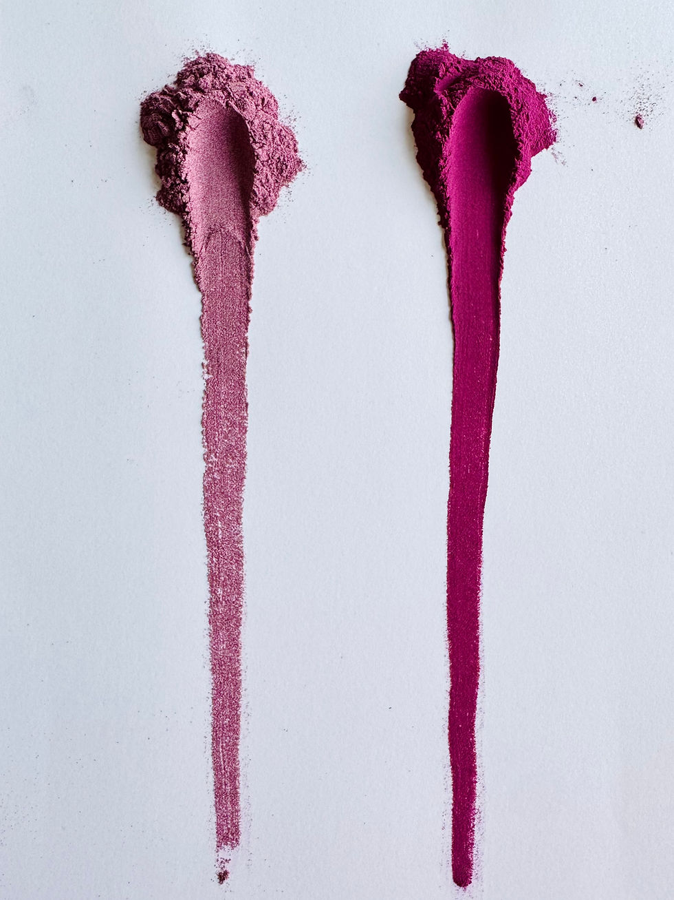 violettes Pulver der Ube Wurzel im Vergleich zu lila Pulver der lila Süßkartoffel