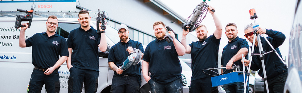 Mitarbeiter posieren mit Geräten für die Kamera