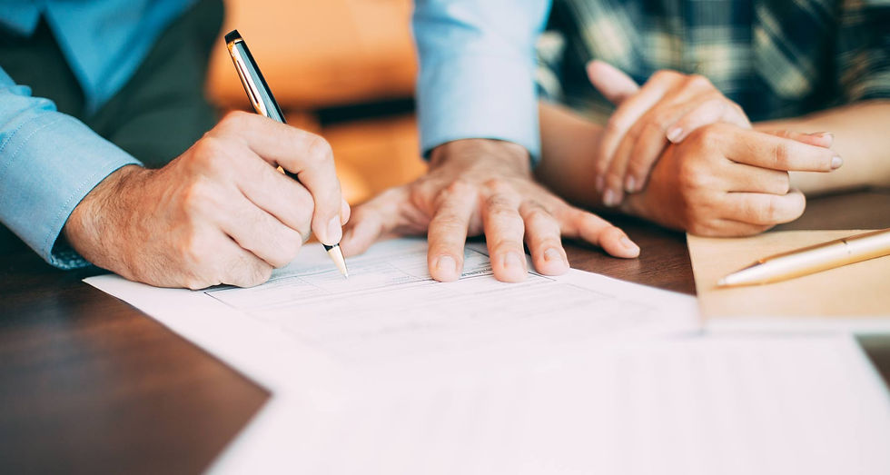 mains d'homme qui signe un document