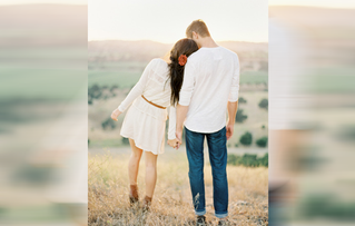 Öyle bir akşamın ufkundayım
Sadece seni bekler kalbim
Sen uyurken rüyalarında sevdim
Ben bir tek kad