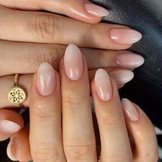 Uñas almendra elegantes - salón de uñas 