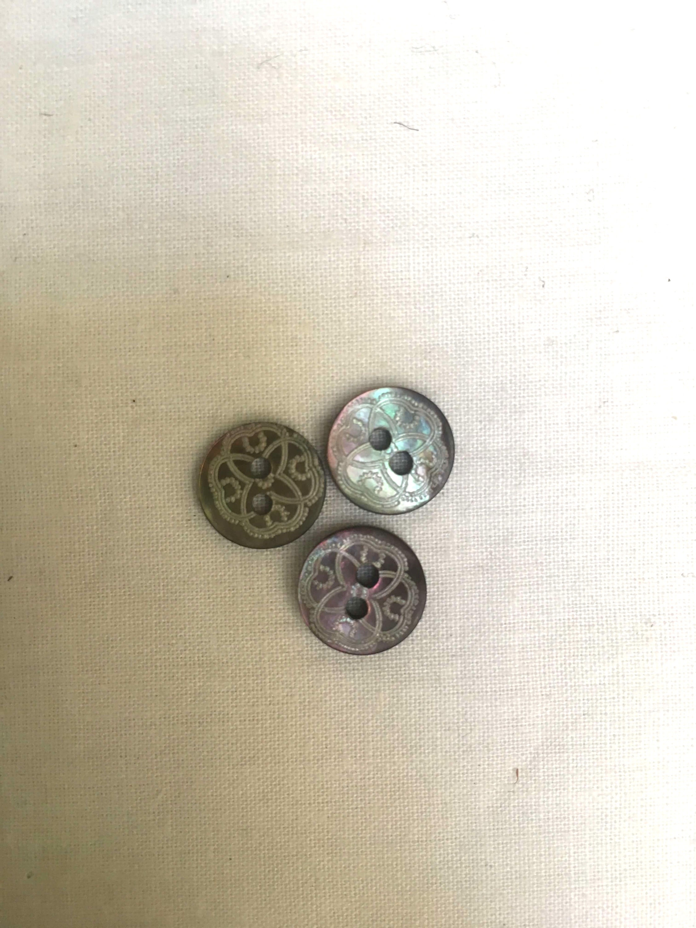 Grey Pattern Shell Button - Bouton coquillage motif gris - Asamani Fabrics