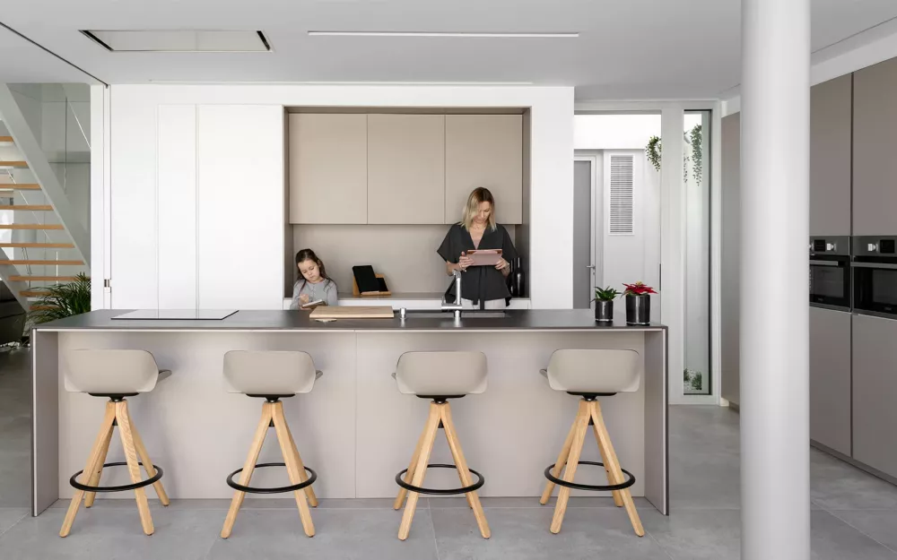 Cuisine ouverte avec bar et tabourets hauts