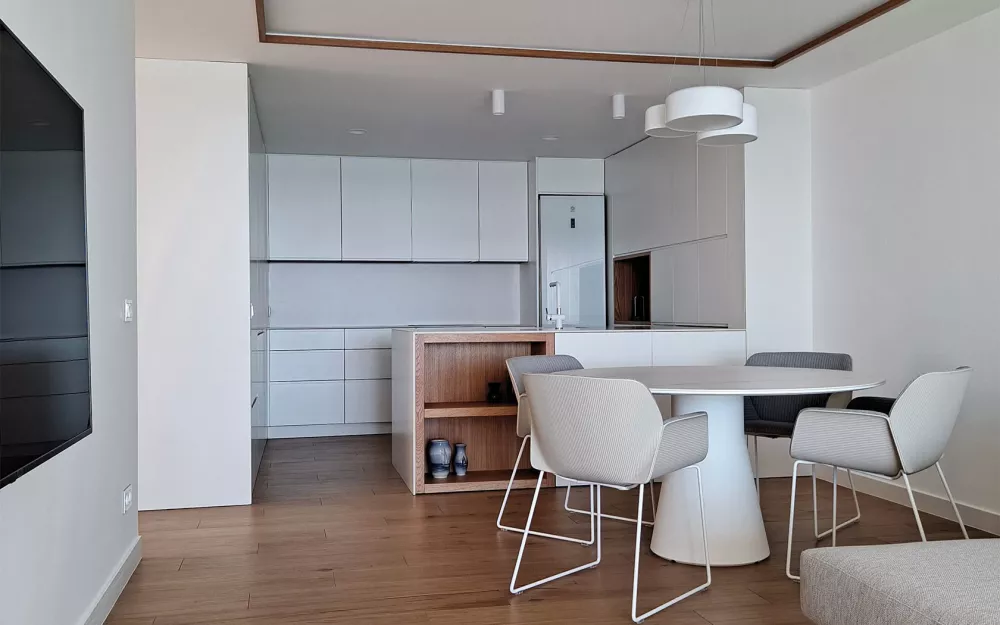Cuisine blanche avec table a manger et chaises blanches