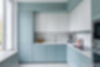 Cuisine contemporaine bleue claire aux lignes minimalistes et épurées