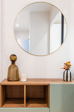 miroir rond métal laiton - meuble en noyer et vert-petite décoration sur meuble