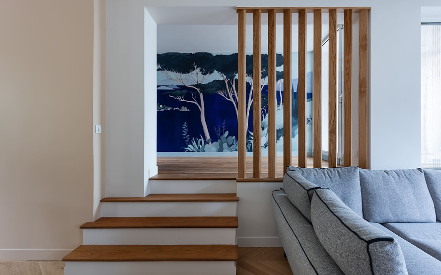 salon-canapé-papier peint panoramique-claustra sur mesure en chêne