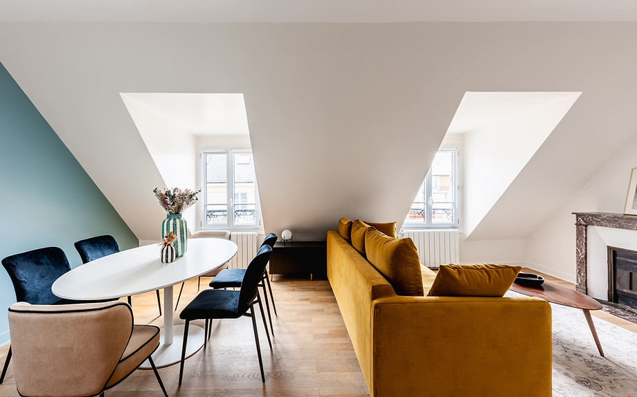 Salon avec table à manger et canapé en velours jaune