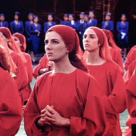 Quando o estranho atravessa as fronteiras da realidade: o Conto da Aia (1990) e Forest, de Ilya Kharkow