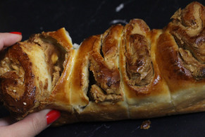 עוגת שמרים במילוי חמאת בוטנים