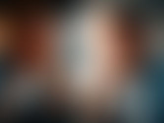 Ilustração conceitual de duas expressões da mente: à esquerda um homem reagindo com raiva e impulsividade, à direita o mesmo homem em postura contemplativa, separado por uma silhueta luminosa que simboliza a observação da mente.