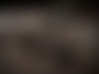 Máscara humana quebrada sobre mesa de madeira, cercada por drogas, comprimidos e garrafa vazia, simbolizando a falsa ruptura da identidade