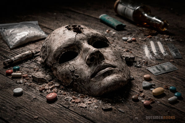 Máscara humana quebrada sobre mesa de madeira, cercada por drogas, comprimidos e garrafa vazia, simbolizando a falsa ruptura da identidade