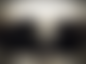 Observador solitário sentado à beira de um grande abismo escuro, contemplando o vazio, simbolizando a observação da mente, do medo e do pensamento.