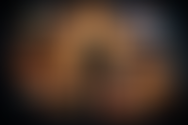 Silhueta de uma pessoa no centro conectada por uma rede de linhas luminosas a diversos símbolos sociais — religião, dinheiro, mídia, redes sociais, consumo, política, família e cultura — representando as influências que moldam o pensamento humano.