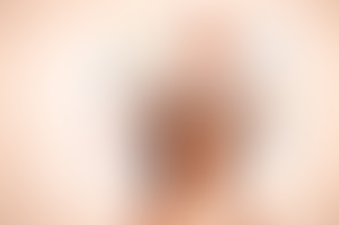 Mulher pensativa com expressão reflexiva enquanto um emaranhado de pensamentos e pontos de interrogação aparece acima de sua cabeça, simbolizando o fluxo constante da mente.