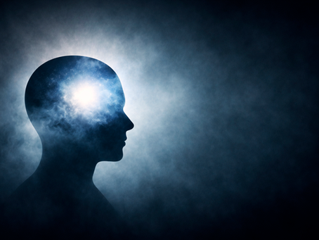 Silhueta de uma cabeça humana com uma luz intensa no centro, simbolizando o silêncio interior além da atividade constante do pensamento.