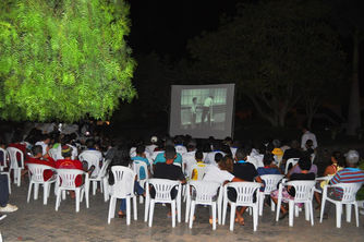 PROJETO CINEMA NA PRAÇA: Uma noite linda para um dia especial!