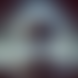 Homem sentado com a mão na cabeça e imagem de cérebro atrás